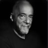 Paulo Coelho é um renomado autor e membro da Academia Brasileira de Letras. Nascido em 1947 no Rio de Janeiro, ele é conhecido por seus romances espirituais, incluindo "O Alquimista" e "Brida".